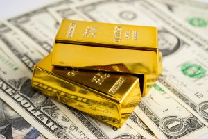 Lingote de oro en billetes de dólar de EE.UU. dinero, economía finanzas intercambio